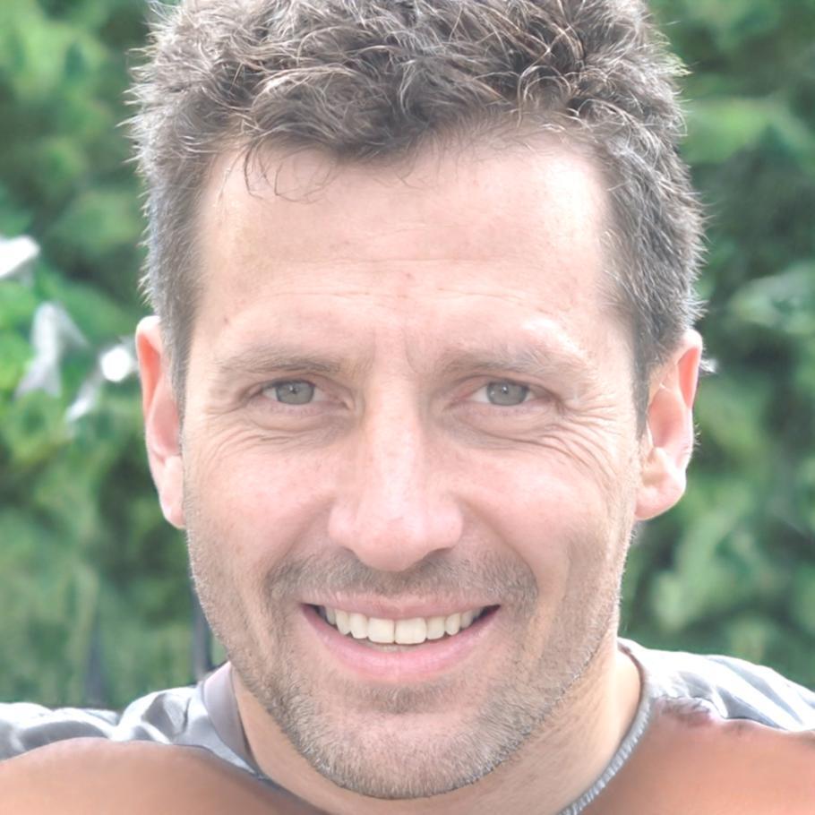 Portrait de Marc Dubois, expert en analyse financière